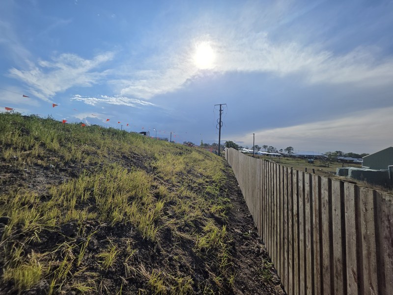 Fencing contractor Jimboomba - timber boundary fence on a graded batter
